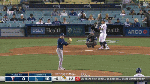 Eli-White-diving-catch-at-LAD-6-11-2021.gif