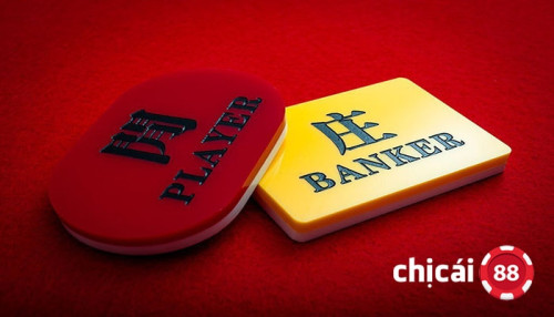 Baccarat trực tuyến, một trò chơi không thể thiếu tại cả sòng bài trực tuyến và offline, đã tồn tại và phát triển rất mạnh mẽ. Tuy nhiên, bạn có tự tin mình đã tìm hiểu đủ về cách chơi Baccarat hay chưa? Bất kể bạn đã có kiến thức cơ bản hay chưa, http://nhacai10.com/
 sẽ dẫn bạn vào thế giới thú vị của trò chơi này.

Baccarat và Cách Chơi

Baccarat, một game bài phổ biến, có nhiều điểm tương đồng với cào 3 lá ở Việt Nam. Người chơi đặt cược vào một trong ba lựa chọn: Người chơi, Nhà cái, hoặc Hòa. Sau khi Dealer phân phát bài cho từng tùy chọn, cuộc thi bắt đầu.

Hầu hết các sòng cá cược uy tín trên toàn cầu đã bổ sung Baccarat vào danh mục sản phẩm của họ. Trò chơi này đã trở thành niềm vui không thể thiếu đối với những người yêu thích cá cược.

Luật Chơi Baccarat Cơ Bản

Baccarat sử dụng bộ bài Tây gồm 52 lá và luật chơi Baccarat đơn giản, dễ hiểu. Người chơi chỉ cần đặt cược vào lựa chọn của họ, sau đó nhà cái sẽ quyết định kết quả.

Dễ chơi – Tính thắng thua đơn giản – Thời gian ván chơi ngắn. Ba lý do này đã làm cho Baccarat trở thành trò chơi bài phổ biến nhất trong sòng bài trực tuyến.

Luật Tính Điểm Bài Baccarat

Để chơi Baccarat hiệu quả, người chơi cần nắm rõ luật chơi Baccarat.

Các Lựa Chọn Cược – Chiến Thuật Chơi Baccarat Luôn Thắng

Khi tham gia Baccarat tại https://nhacai10.com/casino-truc-tuyen/
, người chơi phải đặt cược vào một trong ba lựa chọn trên bàn chơi: Người chơi, Nhà cái, hoặc Hòa. Các chi tiết cụ thể như sau:

Người chơi: Đặt cược vào người chơi để thắng.
Nhà cái: Đặt cược vào nhà cái để thắng.
Hòa: Cược giữa Người chơi và Nhà cái với số điểm bằng nhau.

Sau khi đặt cược, nhà cái chia hai lá bài cho Người chơi và Nhà cái. Người chơi cố gắng dự đoán cửa nào sẽ thắng sau khi bài được lật. Người chơi đặt cược vào cửa có số điểm cao hơn, gần 9 hơn sẽ giành chiến thắng.

Tính Điểm Bài Baccarat – Chiến Thuật Chơi Baccarat Luôn Thắng Cơ Bản

Cách tính điểm bài trong Baccarat như sau:

Áp dụng cho lá bài A: Điểm số là 1.
Áp dụng cho lá bài 10, J, Q, K: Điểm số là 10.
Các lá bài từ 2 đến 9 có điểm số tương ứng với giá trị in trên lá.
Trong trường hợp tổng điểm của các lá bài vượt quá 10 điểm, chỉ tính điểm hàng đơn vị và bỏ đi hàng chục. Ví dụ, nếu tổng điểm là 14, bạn chỉ tính 4 điểm.

Luật Rút Thêm Lá Thứ Ba – Chiến Thuật Chơi Baccarat Hiệu Quả

Không phải lúc nào cũng cần rút thêm lá thứ ba. Theo tính toán xác suất trong Baccarat, tỷ lệ rút thêm lá thứ ba khoảng 53%. Dưới đây là các quy tắc rút thêm lá thứ ba:

Người chơi: Rút thêm lá thứ ba nếu tổng điểm là 0 – 5.
Nhà cái: Rút thêm lá thứ ba nếu tổng điểm là 0 – 2.
Nhà cái: Rút thêm lá thứ ba nếu tổng điểm là 3 và lá thứ ba của Người chơi không phải 8.
Nhà cái: Rút thêm lá thứ ba nếu tổng điểm là 4 và lá thứ ba của Người chơi không phải 0, 1, 8, 9.
Nhà cái: Rút thêm lá thứ ba nếu tổng điểm là 5 và lá thứ ba của Người chơi là 4-7.
Nhà cái: Rút thêm lá thứ ba nếu tổng điểm là 6 và lá thứ ba của Người chơi là 6 hoặc 7.
Nhà cái: Không rút thêm lá nếu tổng điểm là 7.

8 Chiến Thuật Chơi Baccarat Hiệu Quả Trong Thực Chiến

Baccarat là một trò chơi bài phổ biến trên toàn thế giới, và để thành công, bạn cần nắm vững chiến thuật. Dưới đây là một số lưu ý quan trọng (không phụ thuộc vào việc bạn chơi theo hệ thống kéo Baccarat hay không), hãy tham khảo:

1. Hạn Chế Đặt Cược Theo Cảm Tính: Tránh đặt cược dựa vào cảm tính, đây là một sai lầm phổ biến. Chơi Baccarat không chỉ là may rủi, mà nó còn có cách để chiến thắng. Hiểu điều này là quan trọng để có thể chiến thắng.

2. Tìm Hiểu Luật Chơi Baccarat: Bạn cần tìm hiểu kỹ luật chơi Baccarat để có kiến thức cơ bản về trò chơi.

3. Xác Định Điểm Dừng Hợp Lý: Điều này rất quan trọng để kiểm soát tâm lý chơi. Hãy biết khi nào nên dừng lại, không đặt quá nhiều cược.

4. Thực Hành Với Trò Chơi Miễn Phí: Nhiều nhà cái cho phép bạn thử nghiệm Baccarat miễn phí. Đây là cách tốt để làm quen với trò chơi và nắm vững chiến thuật.

5. Đánh Theo Dây: Quan sát lịch sử kết quả trước đó để dự đoán kết quả ván hiện tại. Có thể bạn sẽ gặp các dây chiến thắng hoặc thua, hãy tận dụng cơ hội này.

6. Soi Cầu: Quan sát kỹ lịch sử ván trước để suy luận kết quả ván hiện tại. Bạn có thể sử dụng các chiêu thức như soi cầu chẵn lẻ, cầu bệt, chờ cầu 1 – 1, 1 – 2, 1 – 3, và nhiều chiêu thức khác.

7. Thao Tác Tâm Lý: Điều này quan trọng để tránh bị hoảng loạn khi thua. Hãy làm chủ tâm lý của bạn và duy trì sự tỉnh táo trong mọi tình huống.

8. Xây Dựng Chiến Thuật Phù Hợp: Xây dựng một chiến thuật cược phù hợp với bạn, có thể gấp đôi tiền cược, cắt lát vốn, hoặc chỉ cược khi có cơ hội thắng.

Kết Luận

Để trở thành một cao thủ Baccarat, bạn cần nắm vững cách chơi. Hãy nắm kiến thức cơ bản và áp dụng các chiến thuật này. Còn việc thắng hay thua là tùy thuộc vào khả năng của bạn.

Hãy luôn nghiên cứu thêm và học hỏi từ các nguồn khác để nâng cao kỹ năng của mình. Chúc bạn may mắn và thành công trong thế giới Baccarat thú vị này!