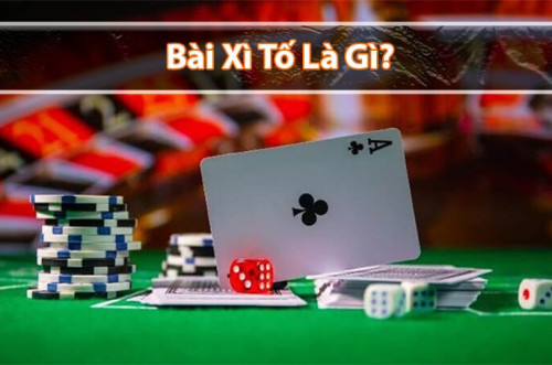 Xì Tố là một dạng game bài phong cách đánh bài, có nhiều biến thể khác nhau. Trong trò chơi này, người chơi sẽ dựa vào giá trị bộ bài của mình để thực hiện việc đặt cược, được gọi là "tố." Người chơi sẽ lần lượt so bài với nhau và cố gắng thắng nhiều ván bằng cách giữ những lá bài mạnh và thua ít bằng cách giữ những lá bài yếu. Vậy Xì Tố là gì? Luật chơi cơ bản của Xì Tố như thế nào? Hãy cùng tìm hiểu thông tin chi tiết qua bài viết được http://nhacai10.com/ chia sẻ dưới đây.

Bài Xì Tố là gì?

Nhiều người chơi Xì Tố thường không hiểu rõ về bản chất của trò chơi này. Vì vậy, việc nắm vững kiến thức cơ bản về loại game bài này là rất quan trọng. Dưới đây là một số thông tin giúp bạn có cái nhìn tổng quan và lựa chọn cách chơi phù hợp nhất.

Trong tiếng Anh, Xì Tố còn được gọi là "Poker." Đây là một dạng trò chơi đánh bài phổ biến với tính hấp dẫn và đa dạng, cũng như cơ hội giành những phần thưởng lớn. Xì Tố bao gồm nhiều biến thể, và mỗi biến thể có luật chơi riêng. Tuy nhiên, điểm chung là người chơi phải đặt cược vào giá trị của bộ bài mà họ đang nắm giữ, và người có bộ bài mạnh hơn thường sẽ giành chiến thắng.

Với sự phát triển của công nghệ, Xì Tố đã có mặt trực tuyến, mang lại trải nghiệm thú vị cho người chơi. Bạn chỉ cần một chiếc điện thoại hoặc máy tính kết nối internet là có thể chơi mọi lúc, mọi nơi.

Phân Loại Các Biến Thể của Xì Tố

Có nhiều loại Xì Tố với cách chơi khác nhau. Nắm vững từng biến thể giúp người chơi dễ dàng đặt cược. Dưới đây là một số biến thể Xì Tố phổ biến:

Five Card Draw: Mỗi người chơi được nhận 5 lá bài úp và sau đó có thể thay đổi một số lá theo quy tắc cụ thể.

Stud: Người chơi nhận 5-7 lá bài ngửa và không thể thay đổi bất kỳ lá nào.

Texas Hold 'em: Biến thể phổ biến nhất tại Việt Nam. Người chơi được chia 2 lá bài và sau đó kết hợp với 5 lá bài chung. Chiến thắng dựa vào cách kết hợp các lá bài.

Omaha Hold’Em: Người chơi giữ 4 lá bài và chỉ được sử dụng 2 trong số đó kết hợp với 5 lá bài chung.

3 Card Poker: Người chơi và nhà cái nhận 3 lá bài ẩn. Sau đó, người chia bài mở hết và người chơi thắng nếu không có lá Q.

Caribbean Stud: Người chơi giữ 5 lá bài, chơi dưới dạng video poker.

Thuật Ngữ Phổ Biến Trong Xì Tố

Dưới đây là một số thuật ngữ thường gặp trong Xì Tố mà bạn nên biết:

Rương Sảnh: Bao gồm 5 lá bài cùng chất xếp theo thứ tự, ví dụ: 9, 10, J, Q, K rô.

Đôi: Bao gồm 2 lá bài cùng số, ví dụ: 6 cơ, 6 chuồng.

Lũy Kế: Bao gồm 5 lá bài với 3 lá giống nhau và 2 lá còn lại cũng giống nhau, ví dụ: 8 rô, 8 rô, 8 cơ, K rô, K cơ.

Hộp: Bao gồm 5 lá bài cùng chất.

Sảnh: Bao gồm 5 lá bài tạo thành hàng liên tiếp.

Sám Cổ: Bao gồm 5 lá bài với 3 lá giống nhau và 2 lá khác nhau, ví dụ: 9 rô, 9 bích, 9 chuồng, 3 rô, K.

Thú: Bao gồm 2 đôi và 1 lá bài tạp.

Luật Chơi Cơ Bản Cho Người Mới

Trước khi tham gia Xì Tố, bạn cần hiểu rõ luật chơi. Luật cơ bản của Xì Tố gồm:

Sử dụng bộ bài 32 lá (loại bỏ các lá bài từ 2 đến 6).

Sắp xếp giá trị của các lá bài theo thứ tự: A > K > Q > J > 10 > 9 > 8 > 7.

Sắp xếp các chất từ mạnh đến yếu: Bích > Cơ > Rô > Nhép.

Mỗi ván chơi có từ 2 đến 6 người tham gia.

Mỗi người chơi được chia 2 lá bài, 1 lá úp và 1 lá ngửa. Các lá bài sau đó được chia lần lượt. Có tối đa 4 vòng cược và sau đó người chơi so bài để xác định người thắng cuộc.

Trong mỗi vòng cược, người chơi có 5 tùy chọn: Úp bỏ, Xem, Tố, Tố tất, Theo.

Mẹo Chơi Xì Tố Nhanh Thắng

Để thắng trong Xì Tố, bạn cần thực hành và học từ kinh nghiệm. Dưới đây là một số mẹo giúp bạn tăng cơ hội chiến thắng:

Quan sát Đối Thủ và Tự Tin Trong Khả Năng Của Mình: Hãy quan sát biểu cảm và cách chơi của đối thủ để tìm ra lối chơi phù hợp. Tự tin vào khả năng của bạn là quan trọng.

Lấy Mạnh Chọi Yếu: Đây là chiến thuật tinh tế, cho phép bạn đặt cược nhỏ và tăng dần để gây bất ngờ cho đối thủ ở phút chót. Hãy sử dụng chiến thuật này một cách khôn ngoan và linh hoạt.

Lấy Mạnh Chọi Mạnh: Thay vì đặt cược ngẫu nhiên, hãy tận dụng lá bài mạnh để tăng cơ hội chiến thắng.

Kết luận

Xì Tố là một trò chơi may rủi, nhưng cũng đòi hỏi kỹ năng và chiến thuật. Bằng việc nắm vững luật chơi và áp dụng những mẹo trên, bạn có thể tăng khả năng chiến thắng trong trò chơi này tại các sòng https://nhacai10.com/casino-truc-tuyen/. Chúc bạn may mắn và thật vui khi tham gia Xì Tố!