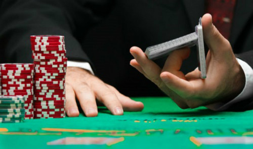 Casino trực tuyến không chỉ là một trò chơi may rủi, mà còn là một thách thức đầy kỷ luật và tư duy chiến lược. Để đứng vững và tỏa sáng trong thế giới này, bạn cần thay đổi tư duy của mình. Trong bài viết này, nhacai10 sẽ chia sẻ 7 cách tư duy của một người chiến thắng trong casino trực tuyến.

1. Tư duy cờ bạc - Học cách quản lý vốn cược chuẩn: Muốn cá cược hiệu quả, bạn phải biết quản lý vốn của mình một cách khôn ngoan. Điều này bao gồm việc hiểu rõ mức vốn bạn có sẵn sàng đầu tư và cách tối ưu hóa nó. Hãy xem xét tỷ lệ cược và thiết lập một kế hoạch chi tiêu hợp lý để tránh việc thua lỗ liên tục.

2. Tư duy chơi cờ bạc thắng - Lựa chọn người chỉ dạy phù hợp: Một trong những cách tốt nhất để nâng cao kỹ năng của bạn là tìm kiếm một người hướng dẫn hoặc "người thầy" trong lĩnh vực cờ bạc. Họ có thể không chỉ là những cao thủ, mà còn là những người đã tích lũy nhiều kinh nghiệm. Tìm một người dạy phù hợp với bạn và học hỏi từ họ.

3. Cách chơi casino luôn thắng - Đặt ra tỷ lệ thua và thắng: Hãy luôn thiết lập giới hạn cho mình khi chơi. Điều này bao gồm việc xác định một mức thua chấp nhận và một mức thắng mà bạn sẽ dừng lại. Việc này giúp bạn tránh việc mất kiểm soát và bảo vệ vốn của mình.

4. Kinh nghiệm chơi cờ bạc online - Đa dạng chiến thuật cho mỗi game: Mỗi trò chơi casino có đặc trưng và luật chơi riêng. Để thắng, bạn cần điều chỉnh chiến thuật của mình dựa trên từng trò chơi. Hãy cân nhắc đa dạng hóa cách cược và luôn thay đổi chiến thuật khi thấy cần thiết.

5. Tư duy cờ bạc hay - Giữ một cái đầu lạnh: Bình tĩnh và tỉnh táo là quan trọng khi chơi casino. Không để tâm lý kích động chi phối quyết định của bạn. Hãy giữ cho tâm trạng của mình ổn định để đạt được sự tỉnh táo trong mỗi ván cược.

6. Tư duy thắng cờ bạc - Xem nhiều ván cược nổi tiếng: Xem các ván cược của những người nổi tiếng trong lĩnh vực có thể giúp bạn học hỏi cách họ đối phó với các tình huống khó khăn. Thậm chí, bạn có thể học được cả về tâm lý chiến thắng.

7. Cách chơi casino luôn thắng bằng trau dồi kiến thức: Khi đánh bài, hãy luôn nỗ lực học hỏi và nâng cao kiến thức của mình. Đọc sách và tham gia vào các diễn đàn về cờ bạc để hiểu sâu hơn về chiến thuật và kỹ thuật chơi.

Casino trực tuyến có gì thú vị?

Casino trực tuyến đang trở thành một hình thức giải trí phổ biến và thú vị với rất nhiều người. Dưới đây là một số điểm thú vị về casino trực tuyến:

Sự tiện lợi: Casino trực tuyến cho phép bạn trải nghiệm các trò chơi cờ bạc mà không cần phải ra khỏi nhà. Bạn có thể chơi bất kỳ khi nào bạn muốn, mà không cần phải di chuyển đến sòng bài truyền thống.
Đa dạng trò chơi: Casino trực tuyến cung cấp một loạt các trò chơi như baccarat, blackjack, roulette, poker và rất nhiều máy đánh bạc. Bạn có thể dễ dàng thử nghiệm và chơi nhiều trò chơi khác nhau.
Sự tham gia trực tuyến: Bạn có thể tham gia vào các trò chơi trực tuyến với người chơi khác từ khắp nơi trên thế giới. Điều này tạo ra một sự tương tác xã hội, giúp bạn gặp gỡ và kết nối với người chơi khác.
Cơ hội thắng lớn: Casino trực tuyến cung cấp cơ hội kiếm được tiền thật và thậm chí là số tiền lớn trong các ván cược may rủi. Nếu bạn có chiến thuật và may mắn, bạn có thể đạt được kết quả ấn tượng.
Khuyến mãi và khuyến mãi: Nhiều sòng bạc trực tuyến cung cấp các khuyến mãi và chương trình thưởng hấp dẫn cho người chơi. Điều này có thể bao gồm tiền thưởng đăng ký, hoàn trả tiền mặt, và nhiều ưu đãi khác để thúc đẩy việc chơi.
An toàn và bảo mật: Các sòng bạc trực tuyến thường áp dụng các biện pháp bảo mật cao cấp để đảm bảo tính riêng tư và thông tin tài khoản của người chơi. Điều này giúp người chơi cảm thấy an tâm khi tham gia.
Trải nghiệm sống động: Các sòng bạc trực tuyến thường sử dụng công nghệ trực tiếp để truyền hình trực tiếp các trò chơi từ sòng bạc thực tế. Điều này tạo ra trải nghiệm sống động và thực tế tương tự như việc bạn đang ở trong sòng bài thực tế.
Tiết kiệm thời gian và tiền bạc: So với việc đi đến sòng bài truyền thống, casino trực tuyến giúp bạn tiết kiệm thời gian và tiền bạc cho việc di chuyển và chỗ ở.
Chơi trên nhiều thiết bị: Bạn có thể chơi casino trực tuyến trên nhiều thiết bị khác nhau, từ máy tính đến điện thoại di động, giúp bạn linh hoạt trong việc trải nghiệm trò chơi.

Kết luận:

Casino trực tuyến là một thách thức đầy kỷ luật và tư duy chiến lược. Bằng cách áp dụng các cách tư duy này, bạn có thể tối ưu hóa cơ hội chiến thắng và trở thành một cao thủ trong thế giới này. Hãy nhớ luôn giữ tâm trạng lạnh lùng, tập trung vào kiến thức và quản lý vốn cẩn thận để đạt được kết quả tốt nhất.