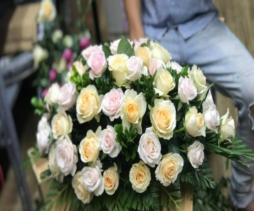 Ý nghĩa nghi ngờ nhân sinh là gì khái niệm đề cập đến mục đích và giá trị của cuộc sống mà con người tự xác định cho mình. Đây là sự tìm kiếm lý do và định hướng sống, giúp chúng ta hiểu rõ hơn về vai trò và trách nhiệm của bản thân trong cuộc đời. Ý nghĩa nhân sinh không phải là một định nghĩa cố định mà là một hành trình cá nhân, chịu ảnh hưởng từ các yếu tố như văn hóa, tín ngưỡng, trải nghiệm cá nhân và môi trường sống. Nó giúp tạo ra cảm giác hoàn thiện, làm cho cuộc sống trở nên có mục tiêu và ý nghĩa hơn, đồng thời cũng thúc đẩy sự phát triển cá nhân và kết nối xã hội.

Ý nghĩa nhân sinh có thể được hiểu là mục đích và giá trị của cuộc sống mà mỗi cá nhân tự định hình cho bản thân mình. Đây là cách con người nhìn nhận về cuộc đời, lẽ sống, lý tưởng và các giá trị quan trọng trong cuộc sống. Ý nghĩa nhân sinh không chỉ liên quan đến việc duy trì sự sống về mặt sinh học, mà còn bao gồm tất cả những cảm xúc, tâm tư và chất lượng cuộc sống .
Xem thêm tại: https://batdongsan.vn/thu-vien/nhung-dieu-can-luu-tam-ve-y-nghia-nhan-sinh