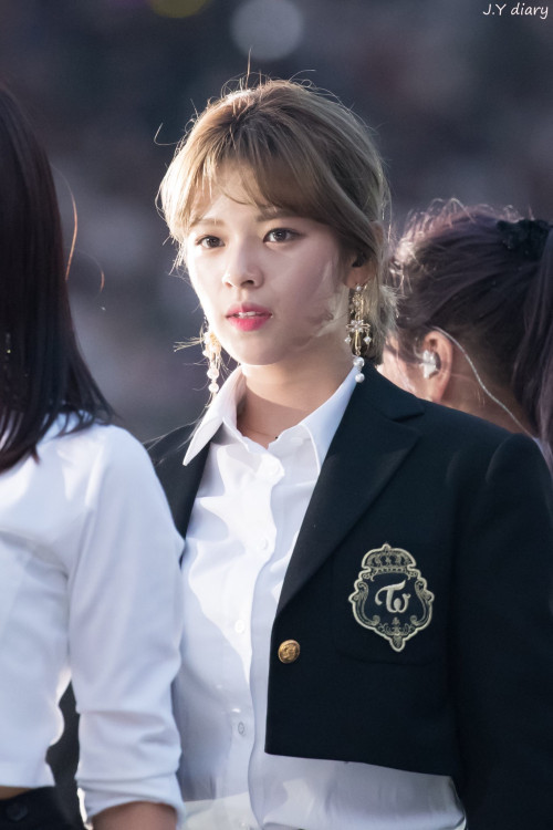 twice-20180624-085209-000.jpg